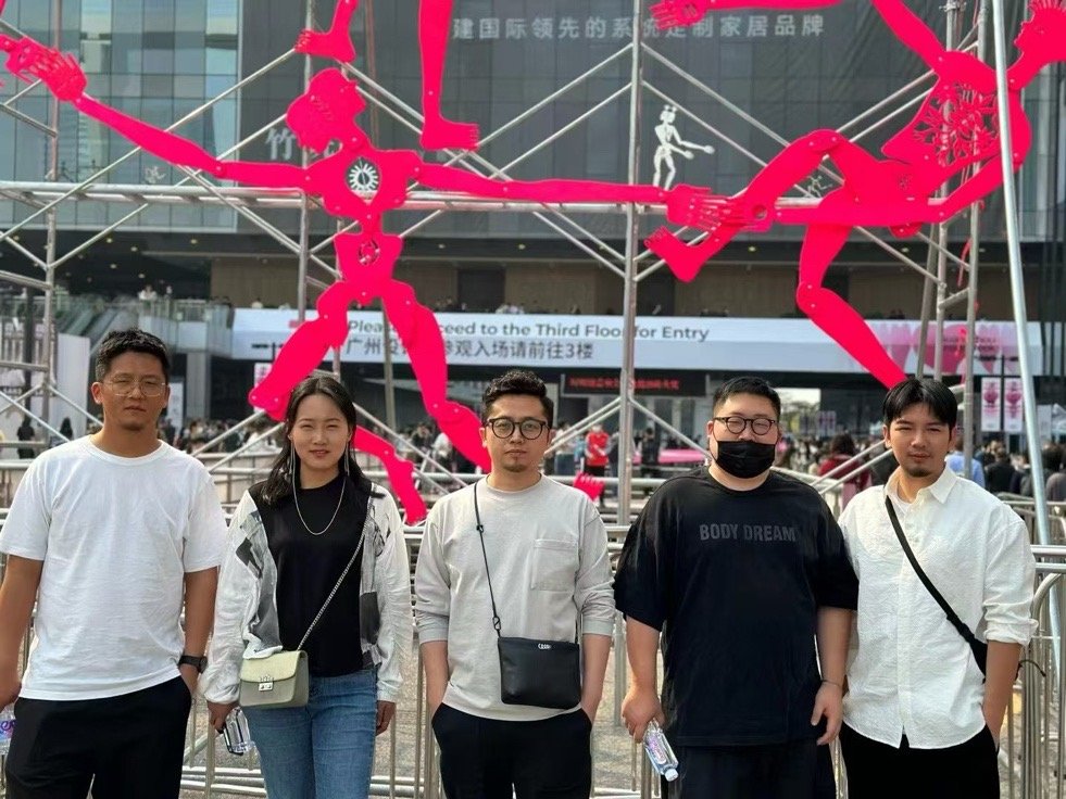 创跃团队在展会现场交流